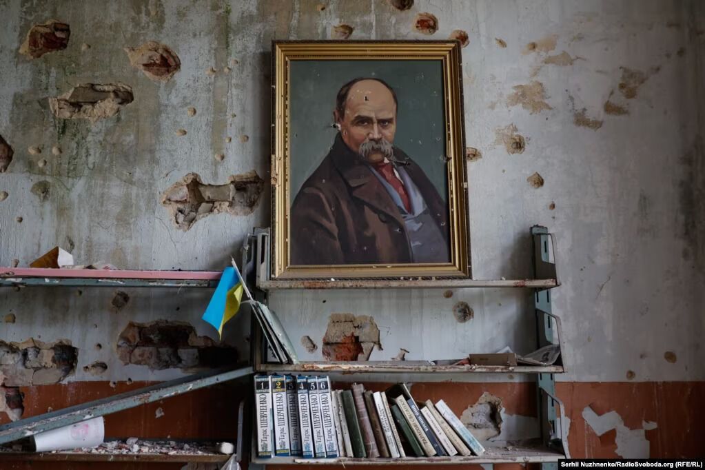 "І на оновленій землі врага не буде, супостата": в разрушенной библиотеке освобожденного Благодатного уцелел портрет Шевченко. Фото