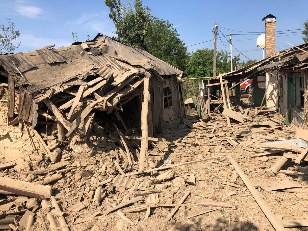 Окупанти обстріляли Нікополь із важкої артилерії: є руйнування і поранений. Фото