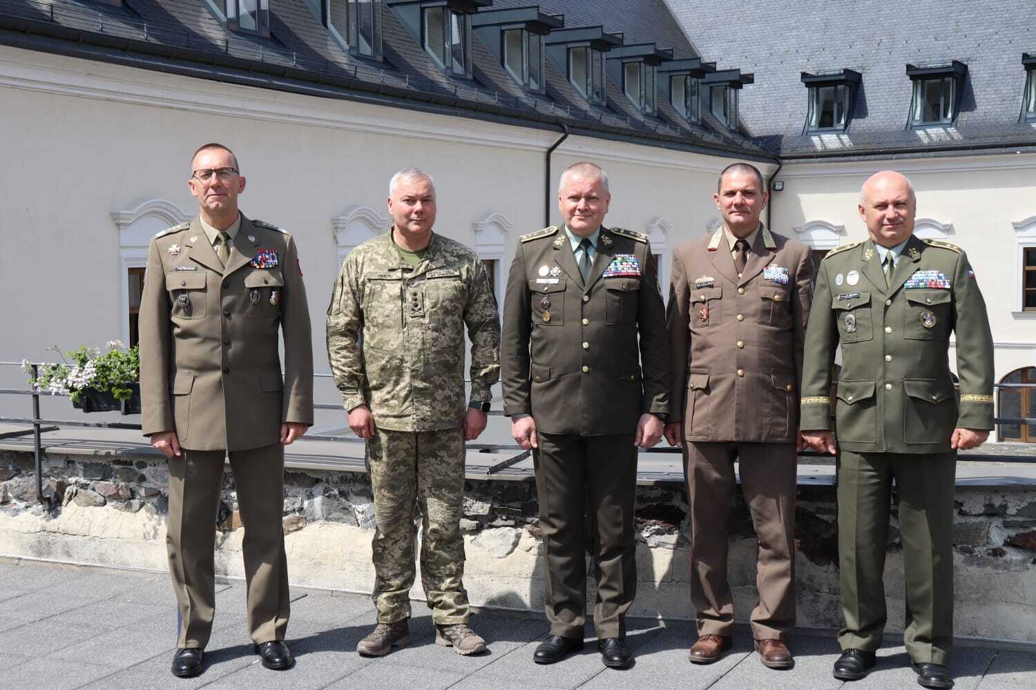 Делегація ЗСУ та Наєв домовилися про військову співпрацю зі Збройними силами країн Вишеградської четвірки