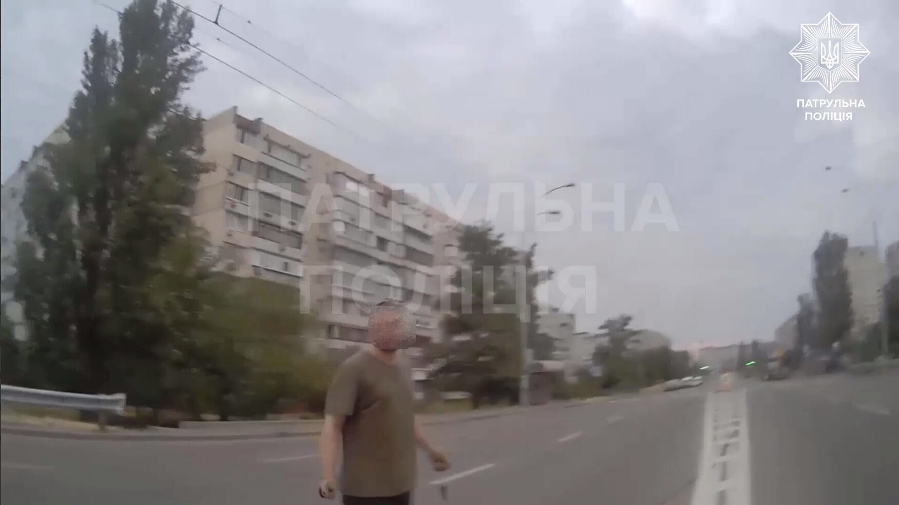 В Киеве задержали мужчину, который ходил по улице с ножом и угрожал патрульным. Видео