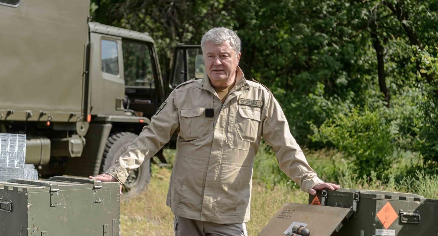 Доставили за адресою: Порошенко показав відео, як безпілотник закидав гранатами позиції ворога
