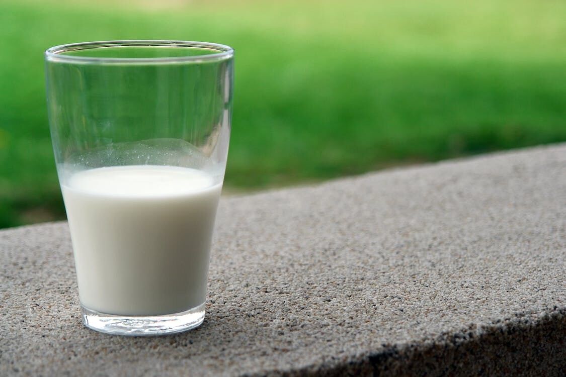 Чем полезно обезжиренное молоко и почему его следует пить в жару