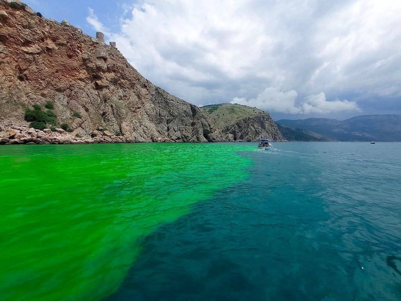 В оккупированном Севастополе вода стала кислотно-зеленого цвета: "власть" выдала бессмысленное объяснение. Фото