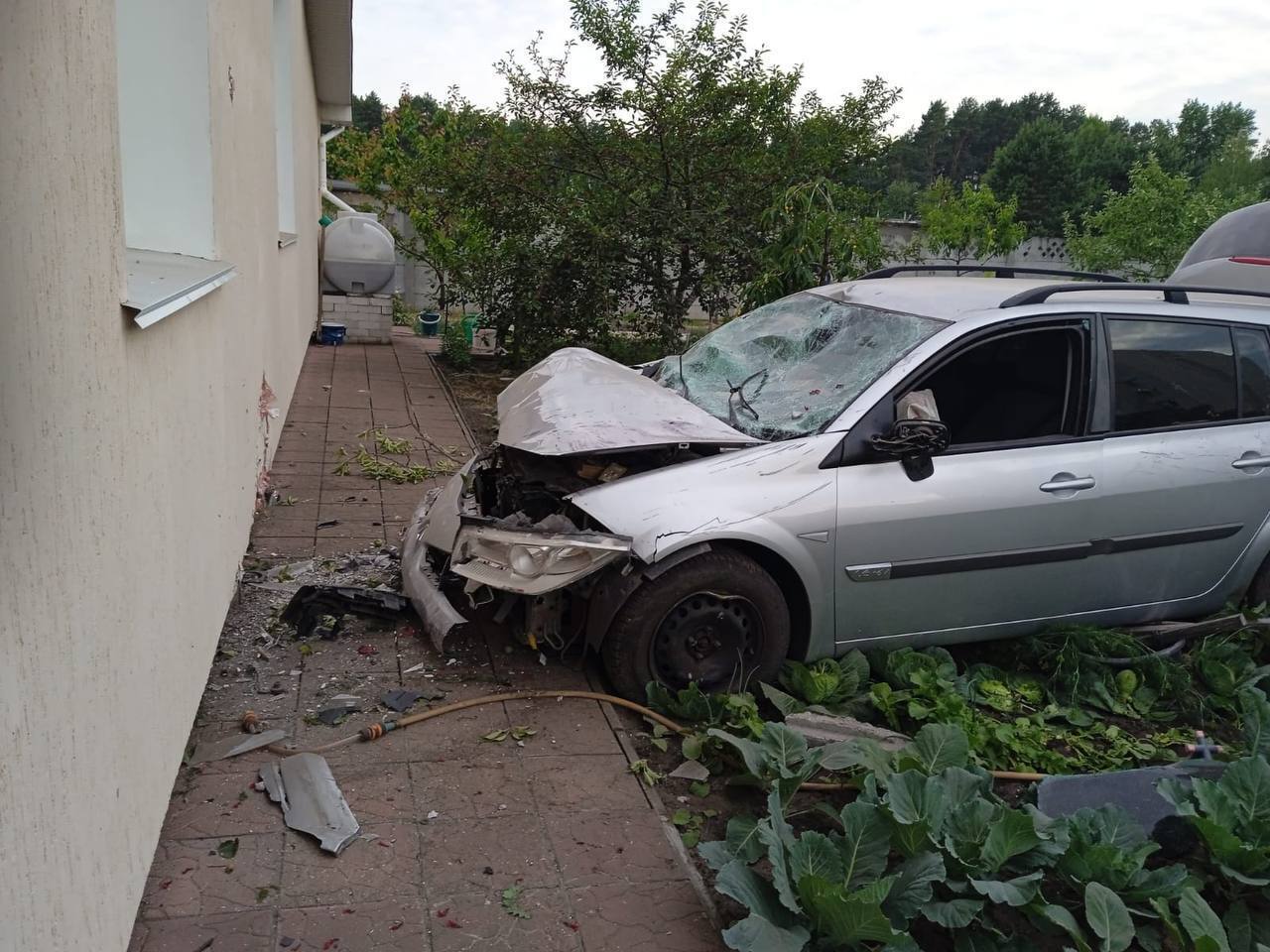 На Київщині легковик протаранив паркан та в’їхав у приватний будинок. Фото