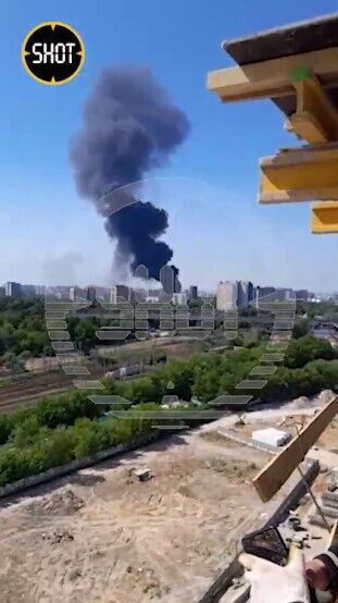 У Москві спалахнула потужна пожежа на ремонтно-механічному заводі: піднявся чорний дим. Відео