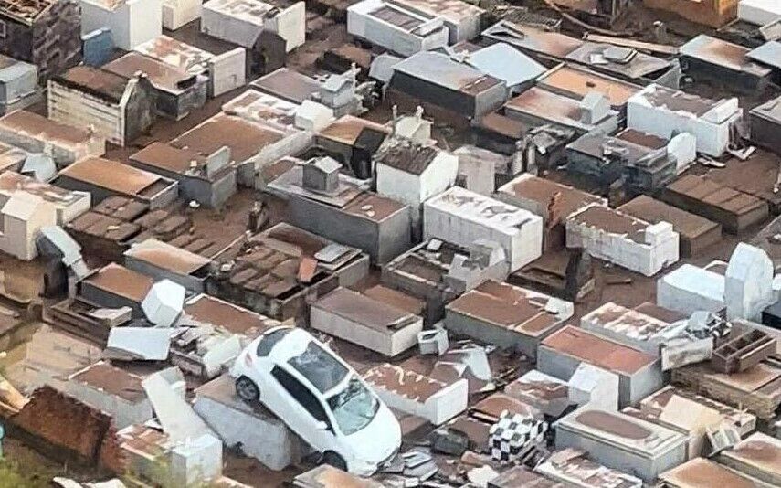 В Індії майже 100 людей померли через сильну спеку, а в Бразилії циклон убив 13 людей, є зниклі безвісти. Фото і відео