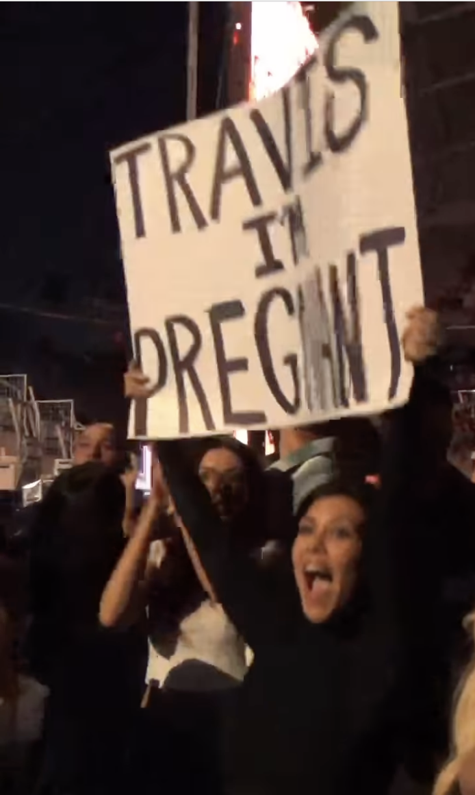 44-летняя Кортни Кардашьян с плакатом "я беременна" довела мужа до слез на концерте. Трогательное видео
