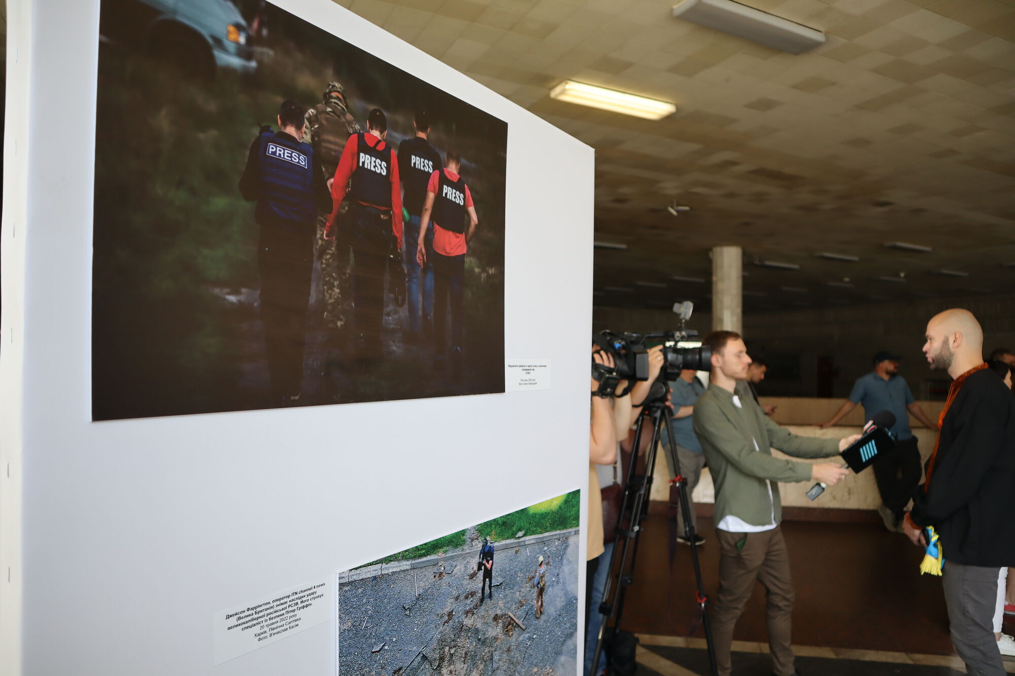 ''Журналисты важны'': в метро Киева открыли выставку о работе медиа во время войны
