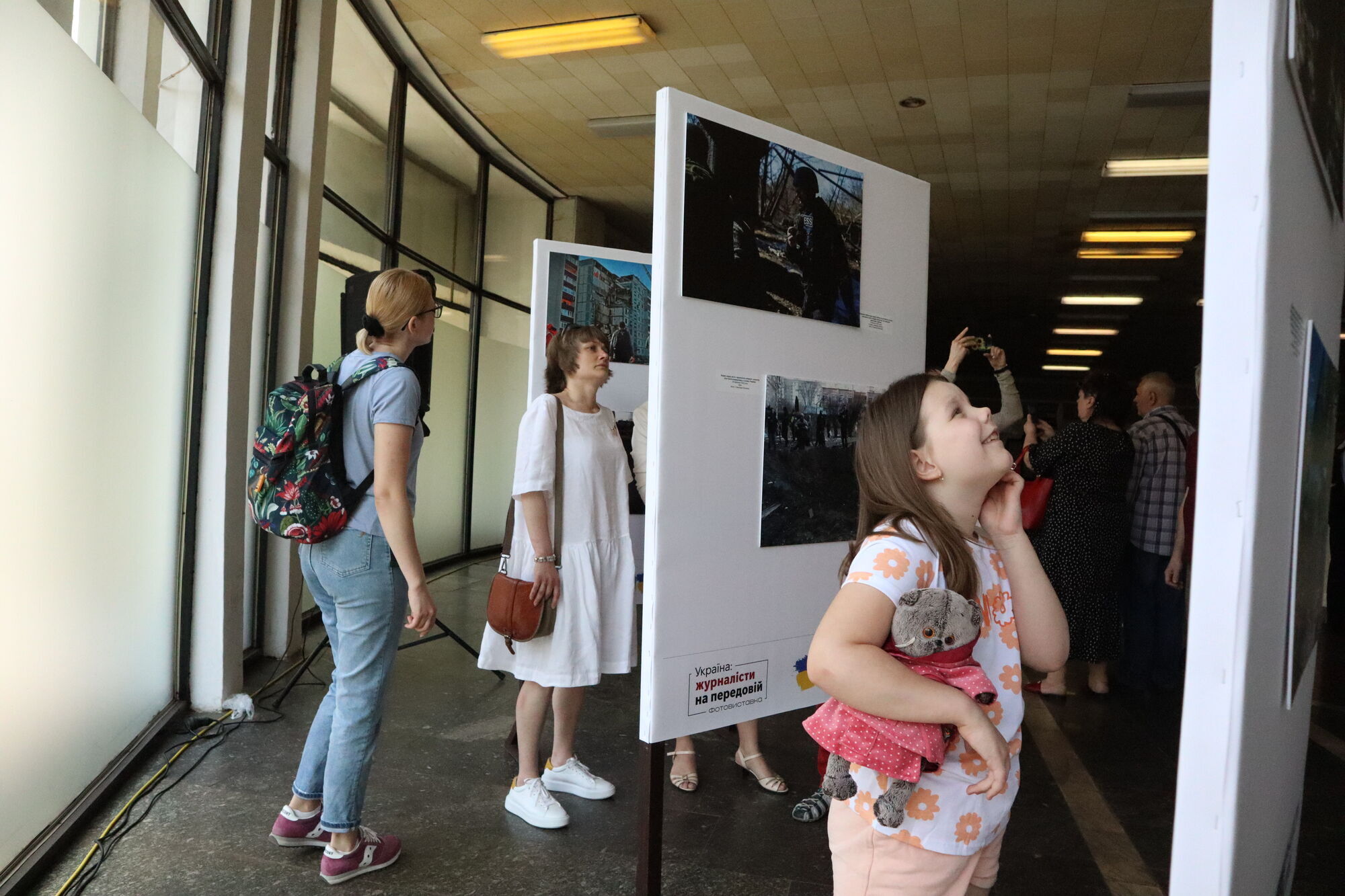  ''Журналісти важливі'': у метро Києва відкрили виставку про роботу медіа під час війни 