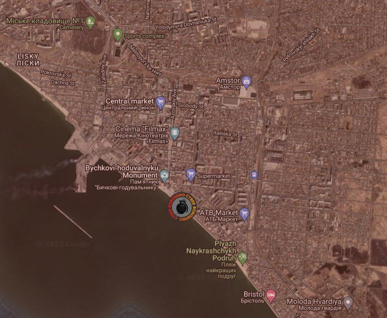 В оккупированном Бердянске "бавовна", поднялся дым: местные говорят о звуках взрывов в районе порта. Фото