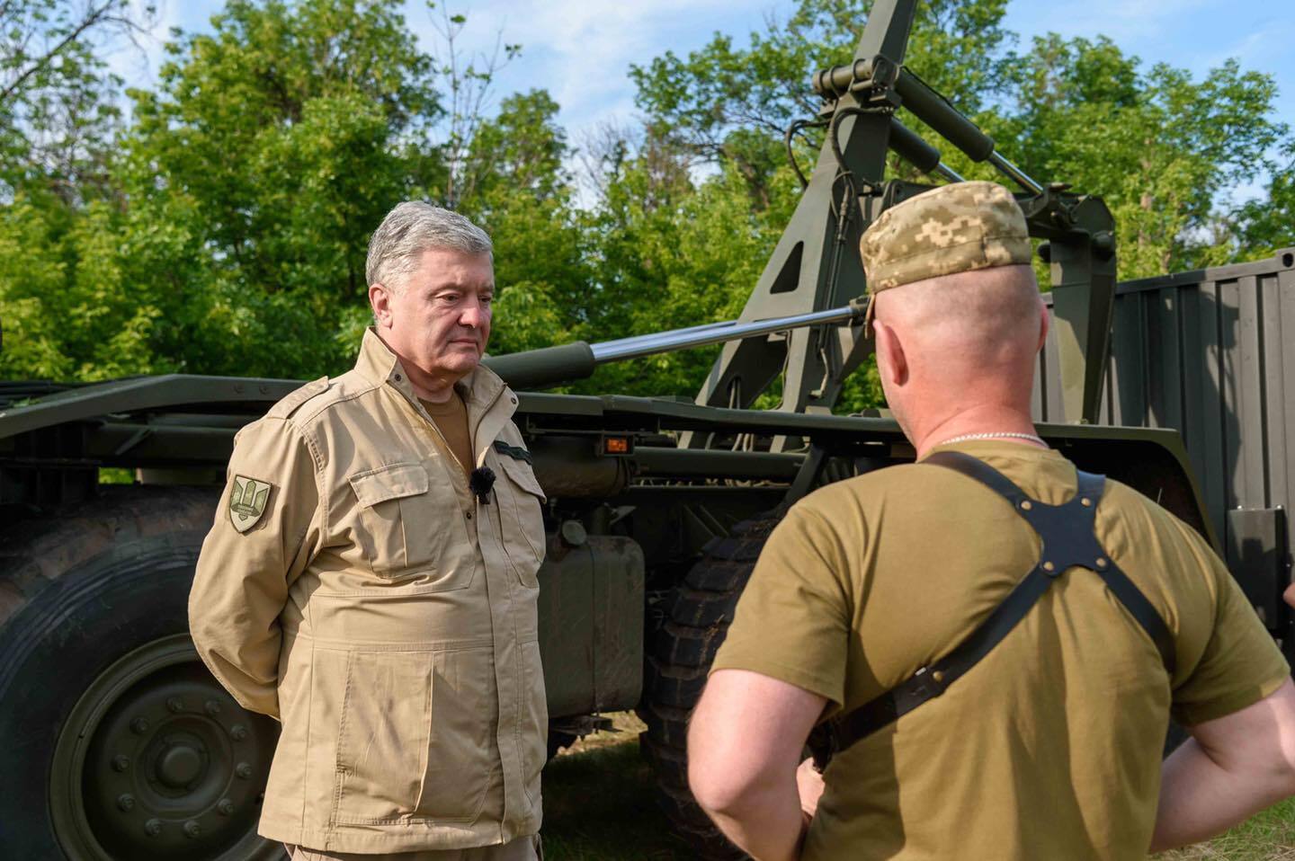 Десантники в Донецкой области получили тягач Foden и мобильный шиномонтаж от Порошенко