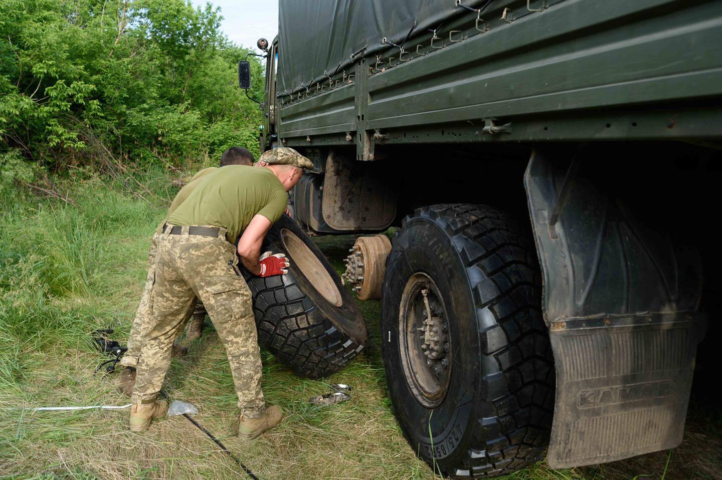 Десантники на Донеччині отримали тягач Foden та мобільний шиномонтаж від Порошенка