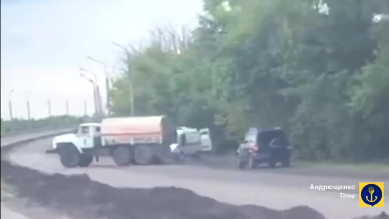 Не доехали: на трассе Мариуполь – Донецк оккупанты взорвались на фугасе. Видео