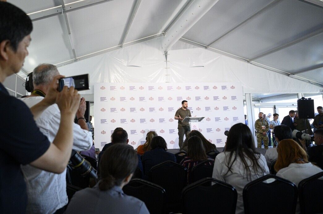 "Поки в нас не буде сучасних літаків, потрібно більше Patriot": Зеленський під час саміту ЄПС нагадав про головне. Фото
