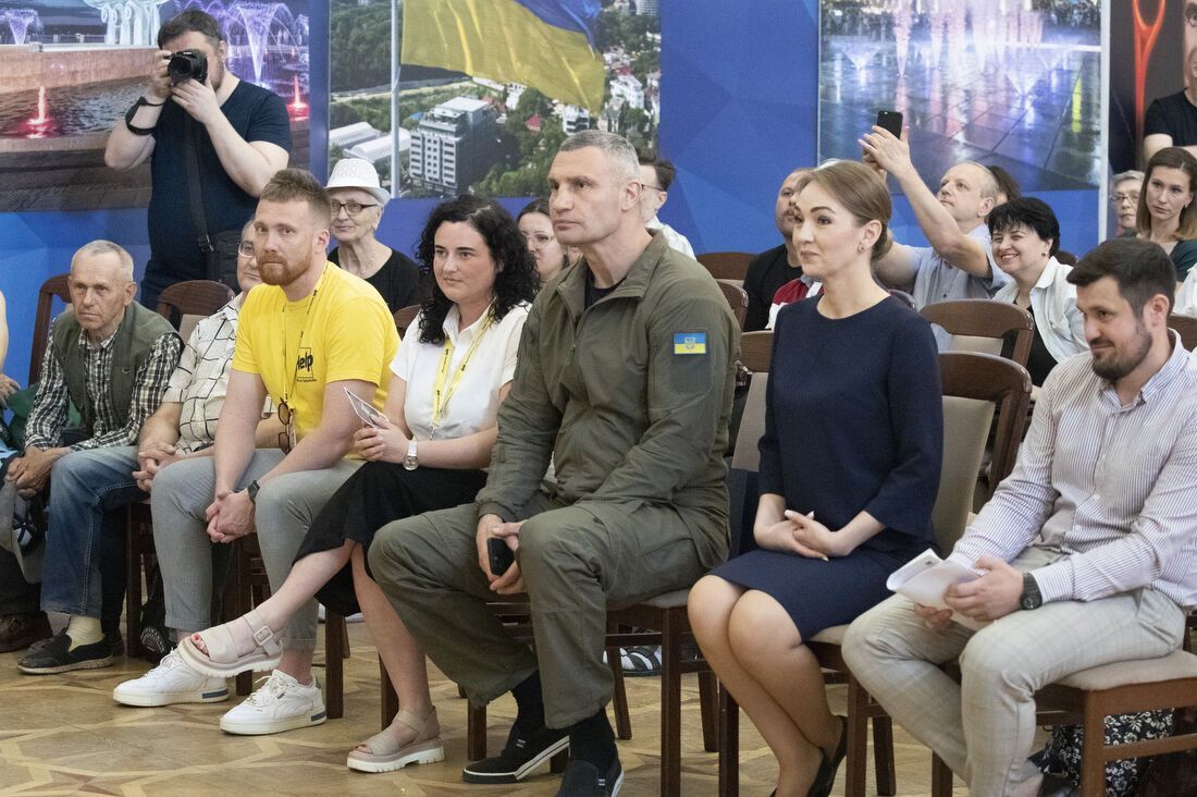 Более 450 киевлян с нарушениями слуха получили смарт-часы, которые будут извещать о воздушной тревоге, – Кличко