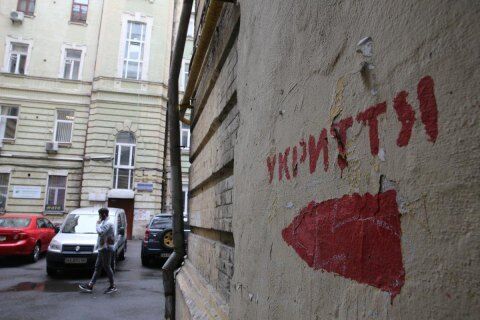 В Киеве меняют правила пользования укрытиями: будут пускать в школы и срезать замки