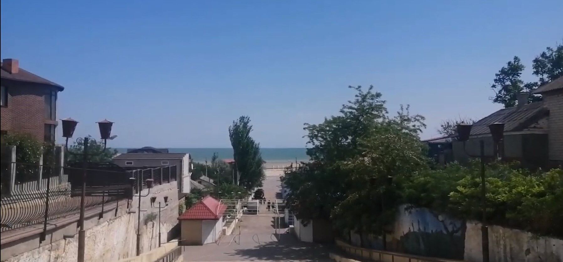 Запустение и разруха: как выглядят в оккупации курорты Кирилловка и Геническ, которые ранее принимали множество туристов. Видео