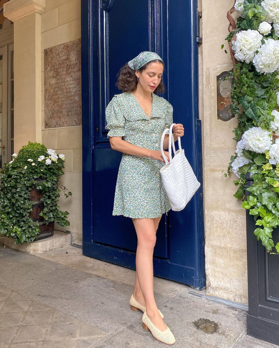 Комфорт у спекотні дні: лляний костюм, сукня в техніці кроше та інші ідеї, що носити влітку 2023