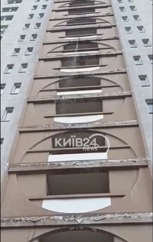 У Києві через прорив гідранту багатоповерхівку затопило з 10-го по 1-й поверх. Фото та відео