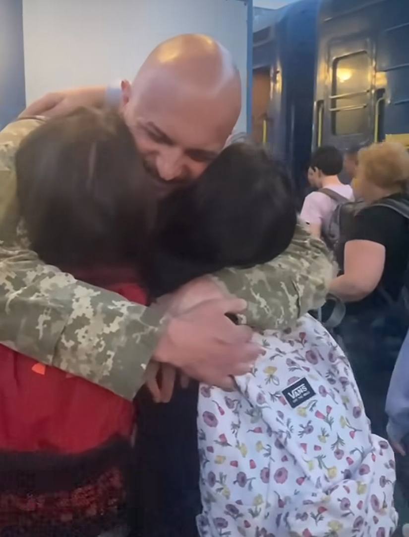 "Чудеса случаются": Маричка Падалко довела до слез встречей дочерей с мужем, который защищает Украину. Видео   