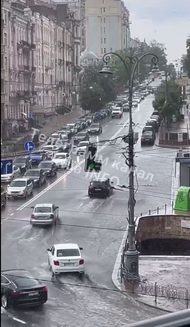 Киев накрыл мощный ливень, местами с градом: улицы подтопило, образовались пробки. Фото и видео