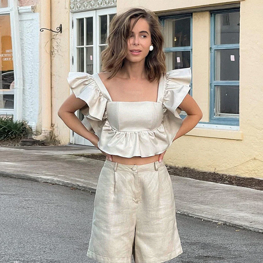 Комфорт у спекотні дні: лляний костюм, сукня в техніці кроше та інші ідеї, що носити влітку 2023