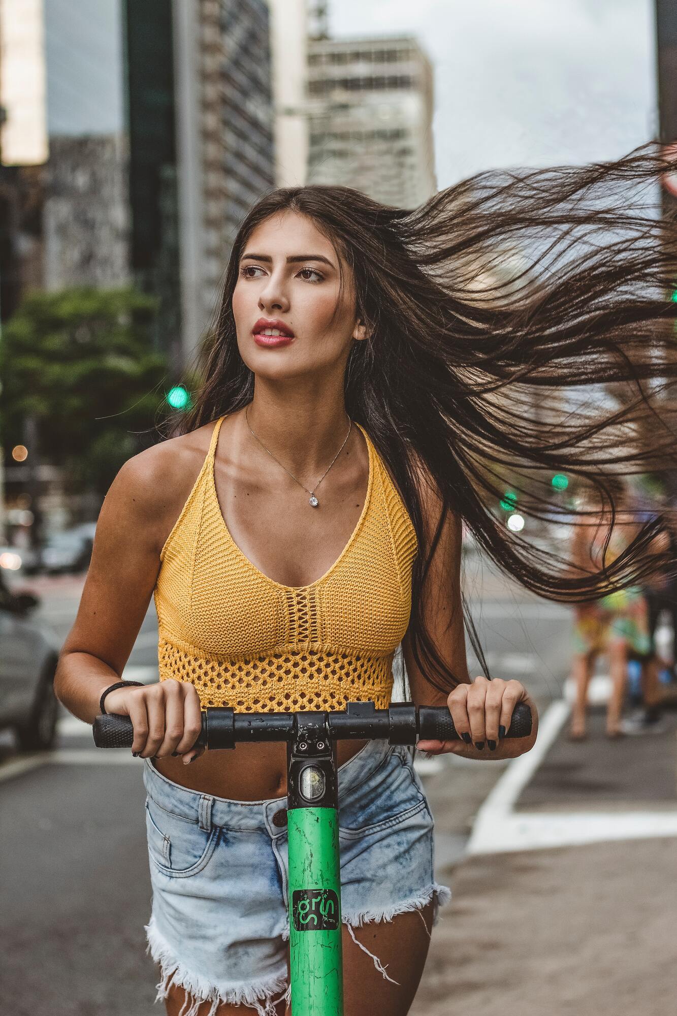 Забудьте про класику! Названо наймодніші кольори в одязі влітку 2023. Фото