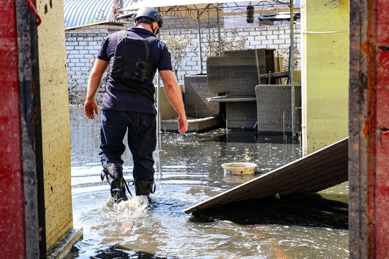 Підтопленими залишаються 39 населених пунктів Херсонщини: рятувальники відкачують воду, незважаючи на російські обстріли. Фото