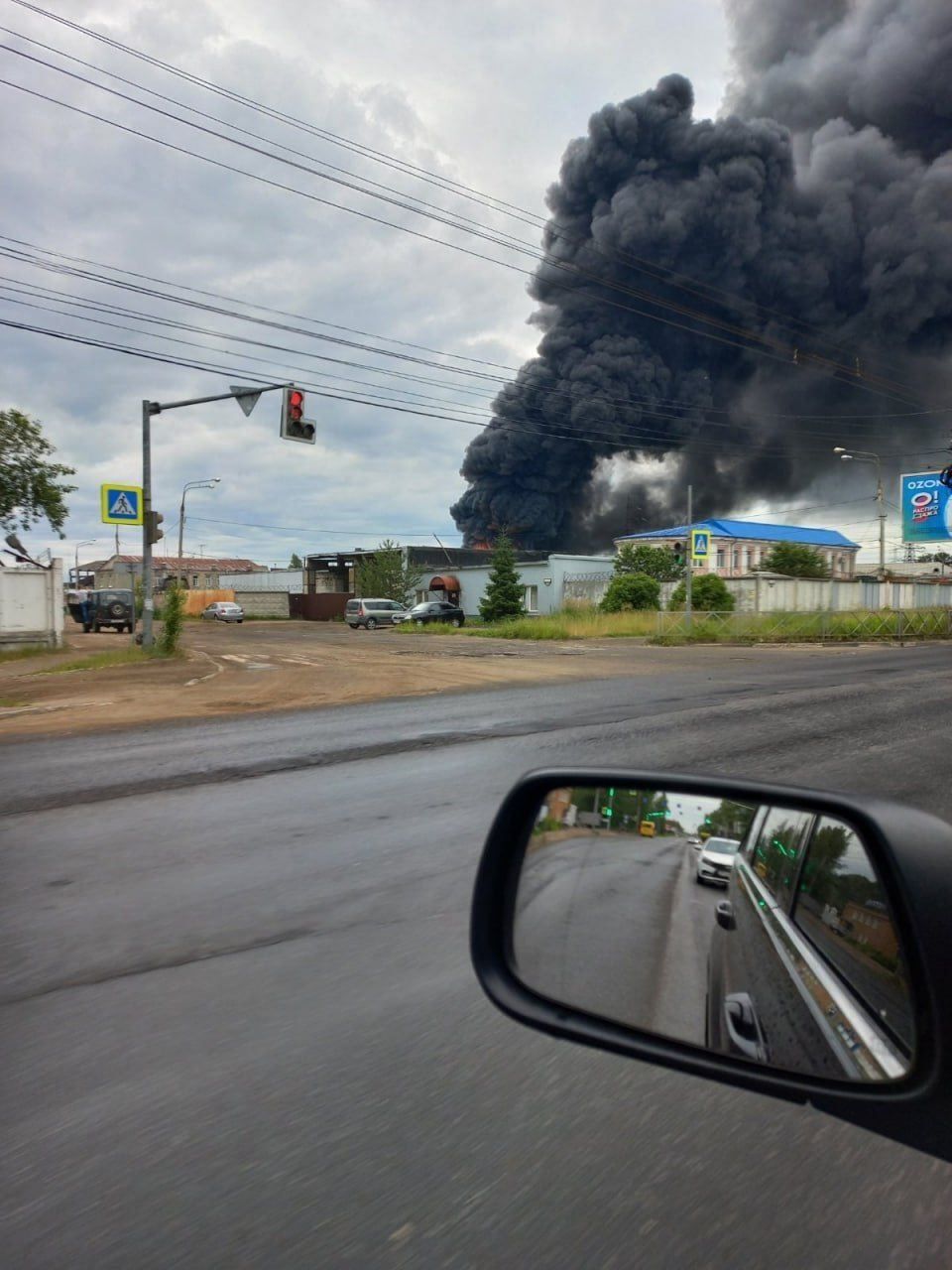 У російському Ярославлі спалахнула потужна пожежа на складі, валить чорний дим. Фото 