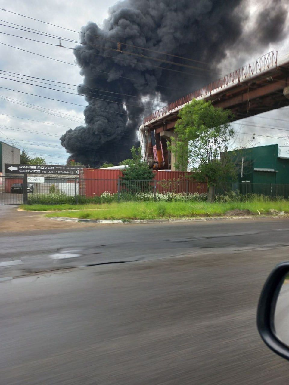 В российком Ярославле вспыхнул мощный пожар на складе, валит черный дым. Фото