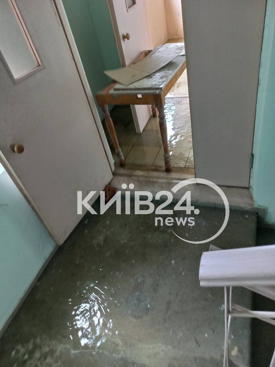 В Киеве из-за прорыва гидранта многоэтажку затопило с 10-го по 1-й этаж. Фото и видео