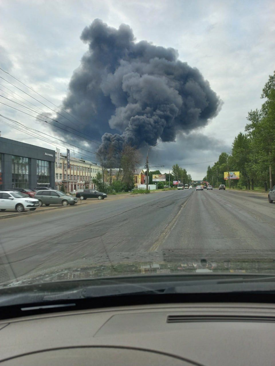 У російському Ярославлі спалахнула потужна пожежа на складі, валить чорний дим. Фото 