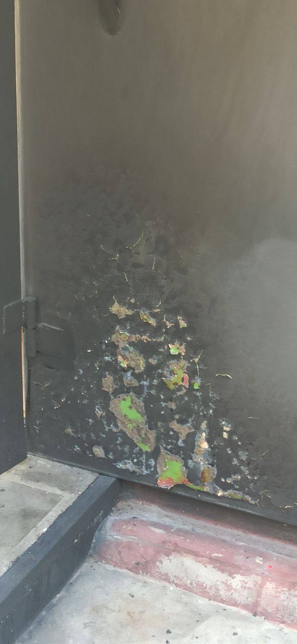 На Київщині чоловік, не бажаючи розлучатися з дружиною, підпалив її місце роботи. Фото