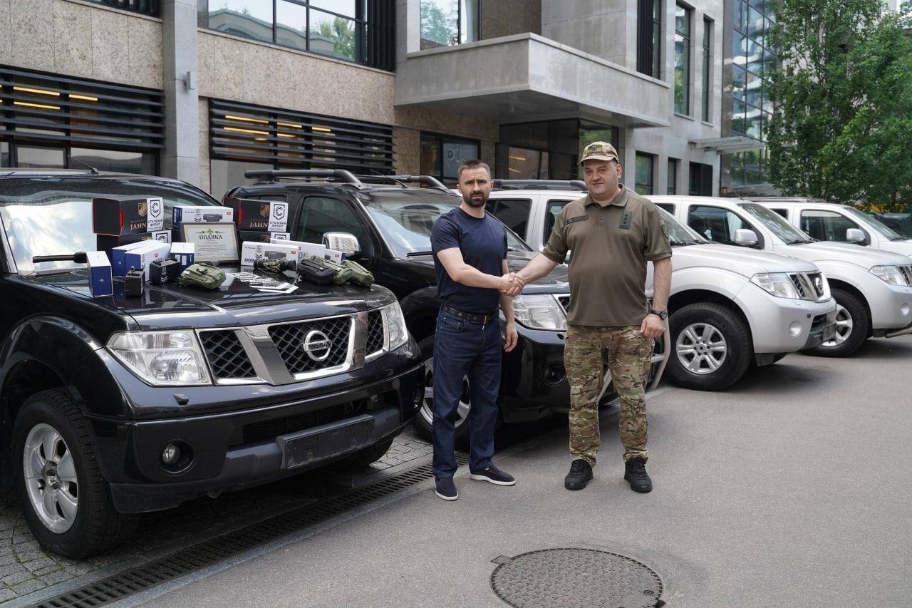 Пограничники получили от "Стального фронта" оптику и авто на 5 млн грн