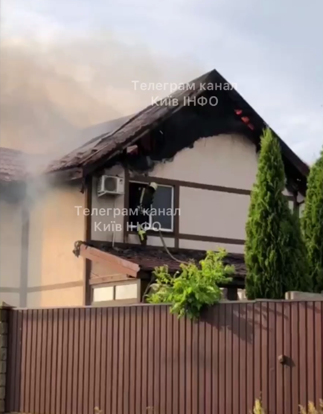 В Киевской области молния попала в жилой дом. Видео