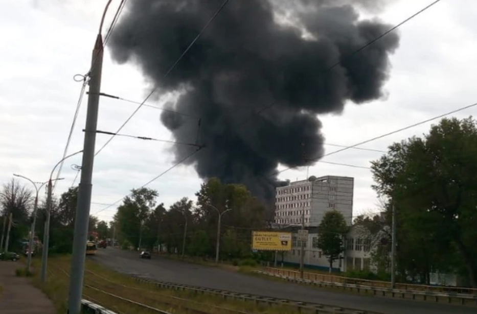 В российком Ярославле вспыхнул мощный пожар на складе, валит черный дым. Фото