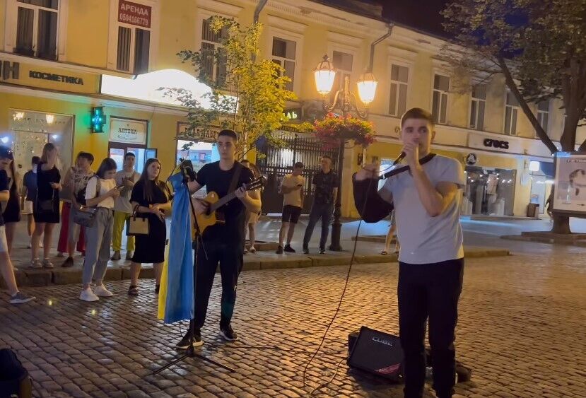 "Понаехали здесь": в Одессе женщина набросилась на уличных музыкантов из-за украинского языка. Видео