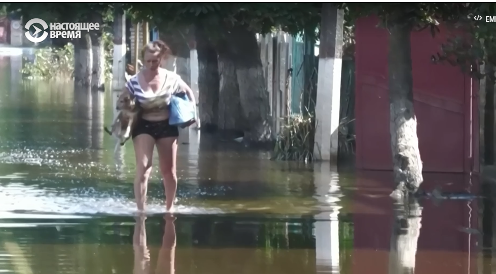 Слепой мужчина сумел подняться на крышу, жена – нет: на Херсонщине продолжают искать пропавших людей после подрыва Каховской ГЭС
