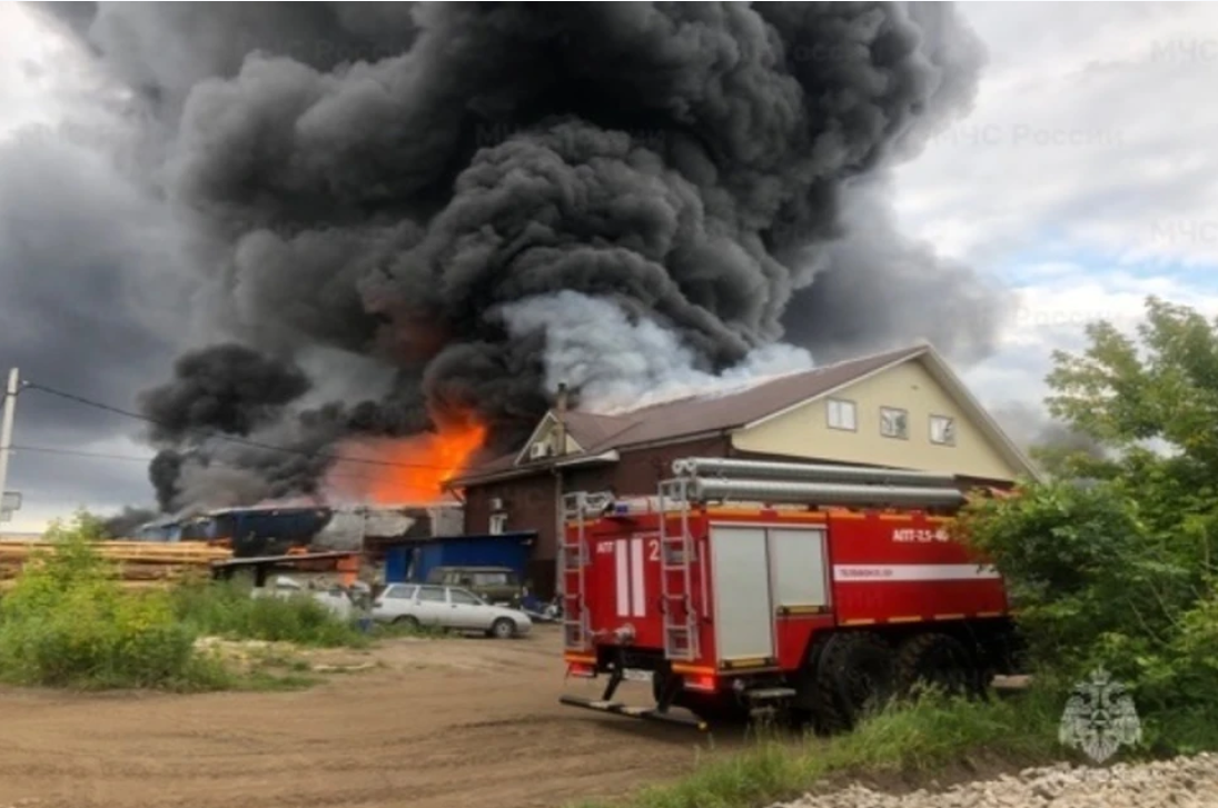 В российком Ярославле вспыхнул мощный пожар на складе, валит черный дым. Фото
