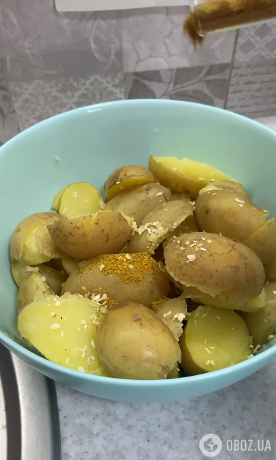 Как вкусно запечь молодой картофель в духовке: с сыром и специями