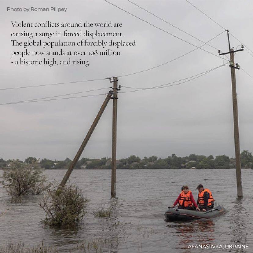 "Пережили ужасные ситуации": Джоли растрогала кадрами маленькой украинки и затопленного села после подрыва Каховской ГЭС