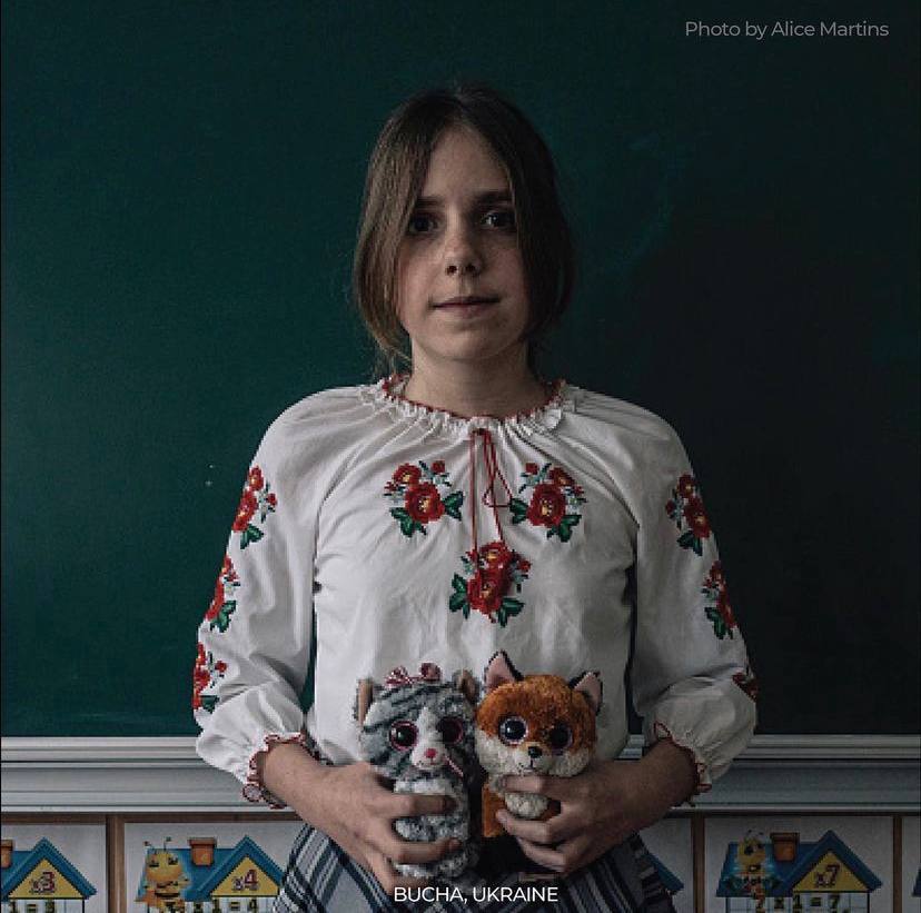 "Пережили ужасные ситуации": Джоли растрогала кадрами маленькой украинки и затопленного села после подрыва Каховской ГЭС