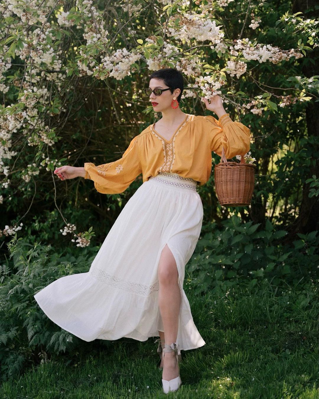 Краса в простоті: 5 стильних порад, як носити лляні речі, аби виглядати ефектно