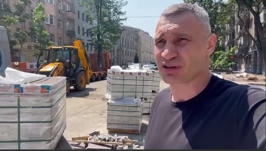 Кличко показал, как идет ремонт дороги на улице Пирогова в Киеве. Видео