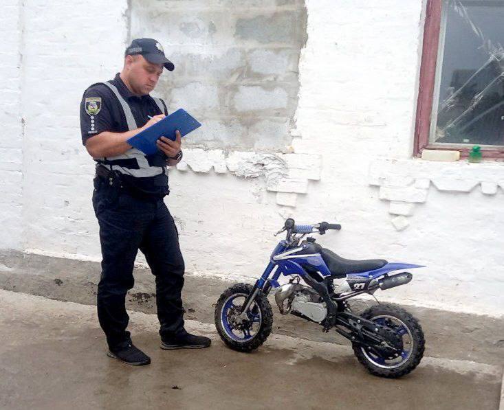 На Київщині 6-річний іменинник на мотоциклі в’їхав у паркан: дитину госпіталізували. Фото