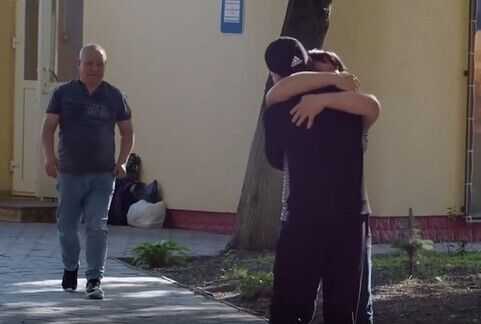 "Не могу надышаться воздухом свободы": сеть тронуло видео встречи освобожденного из плена пограничника с родителями
