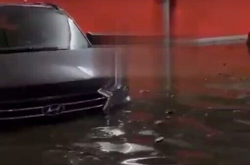 У Києві через аномальну зливу елітні авто затопило прямо у підземних паркінгах. Відео