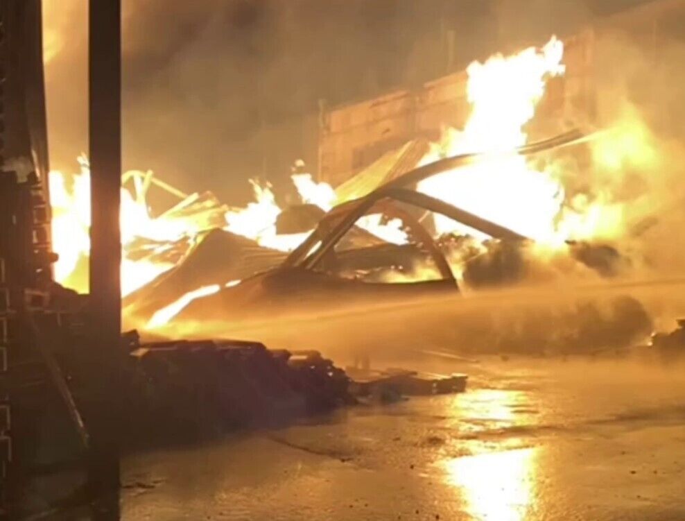 Все в огне: под Москвой случился масштабный пожар на предприятии. Видео