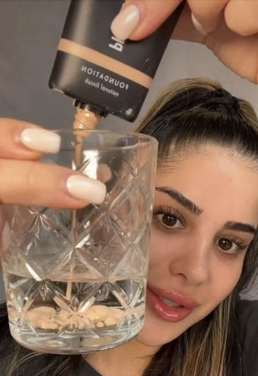 Одна хитрость – и макияж продержится весь день в жару: этот лайфхак покорил TikTok. Видео 