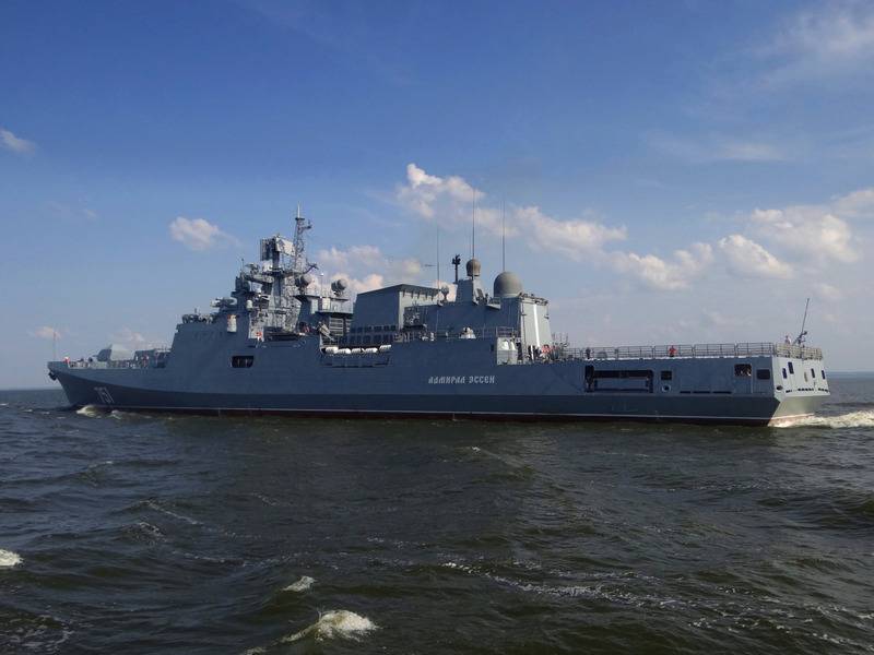 Бояться атаки? Росіяни намагаються замаскувати свій найбільший корабель у Чорному морі. Фото